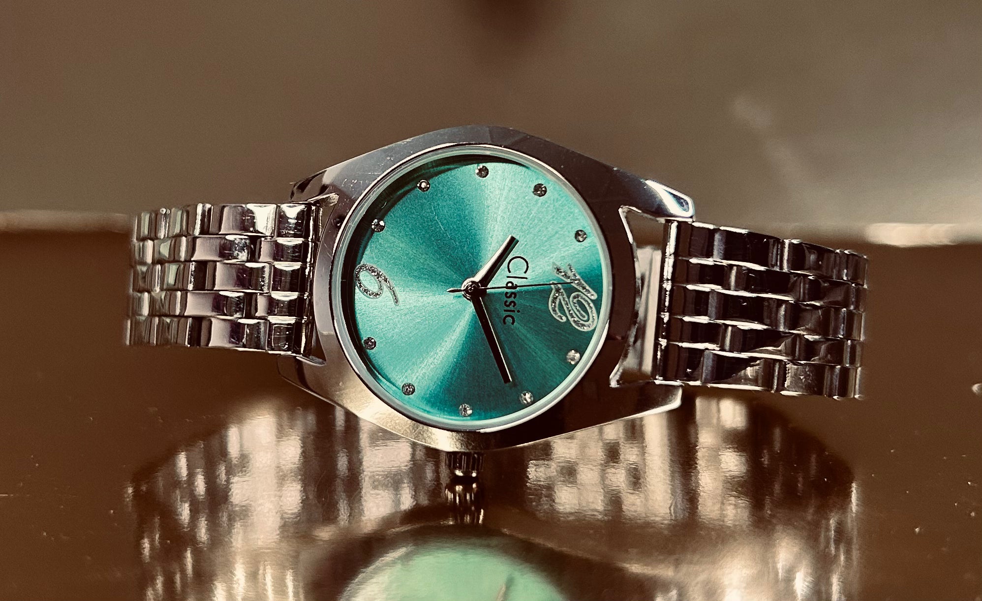 Classic Round Studded Green Dial Dial Quartz Movemnet Stainless Steel Bracelet Chain Strap With Double Lock Clasp Safety for Women
