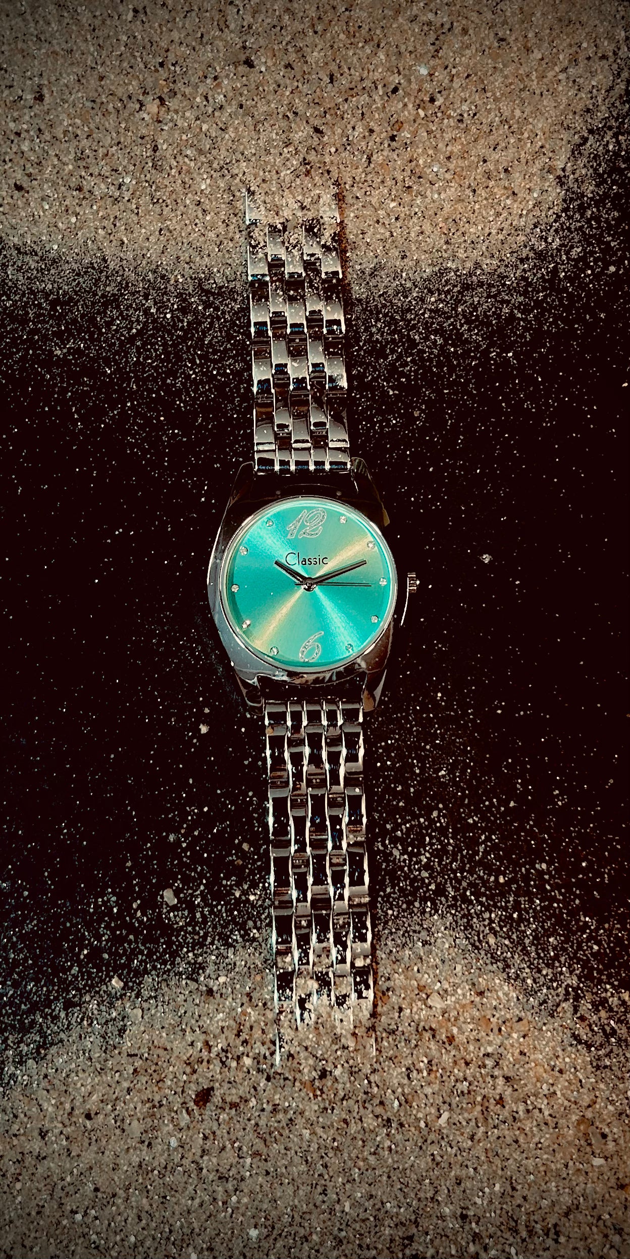 Classic Round Studded Green Dial Dial Quartz Movemnet Stainless Steel Bracelet Chain Strap With Double Lock Clasp Safety for Women